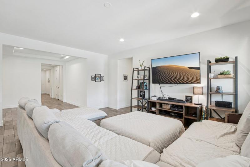 9-web-or-mls-W Luke Ave-S1208-007