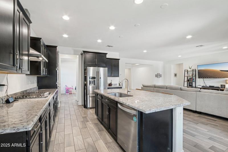 16-web-or-mls-W Luke Ave-S1208-014