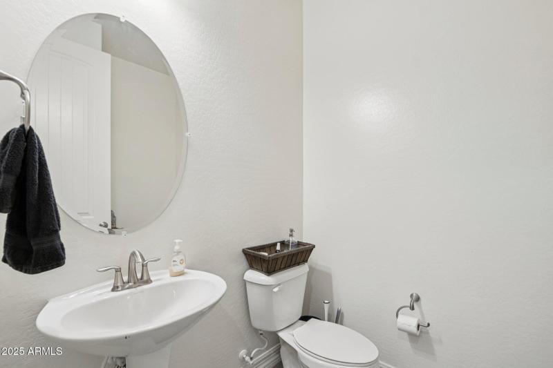 26-web-or-mls-W Luke Ave-S1208-024