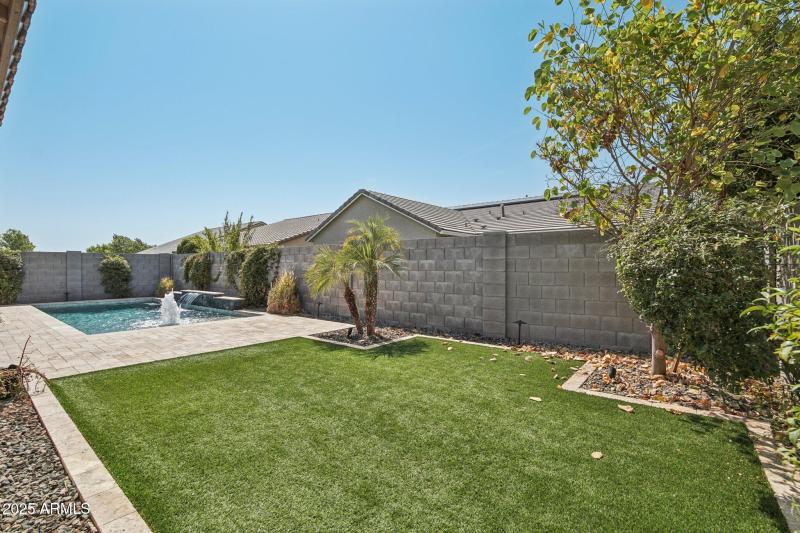 35-web-or-mls-W Luke Ave-S1208-033