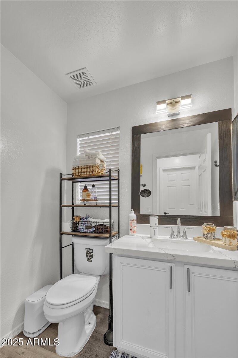 11-7760_W_Marlette_Ave26