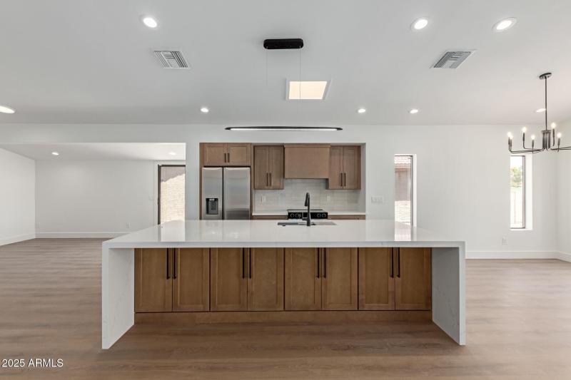 10' Quartz Waterfall Island