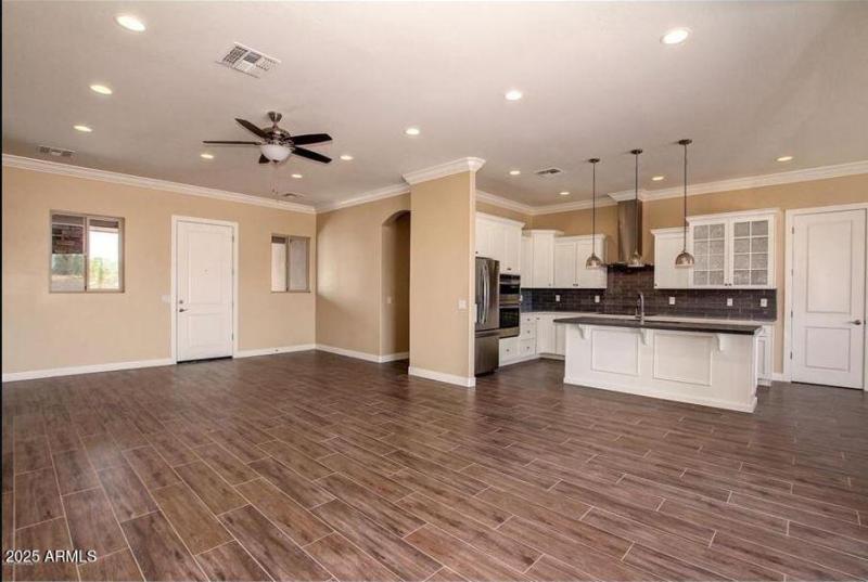 09 LivingToFrontView