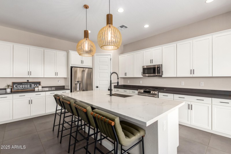 Upgraded Kitchen w/Quartz Countertops