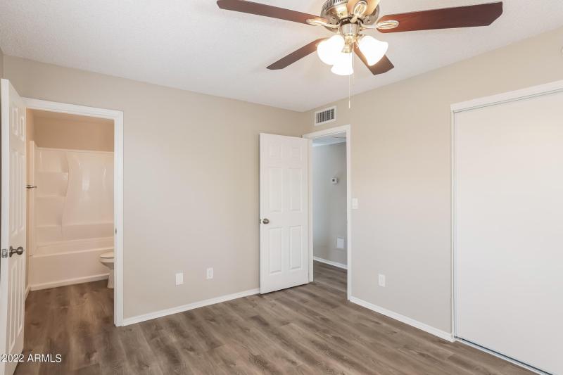 009-photo-primary-bedroom-11372751