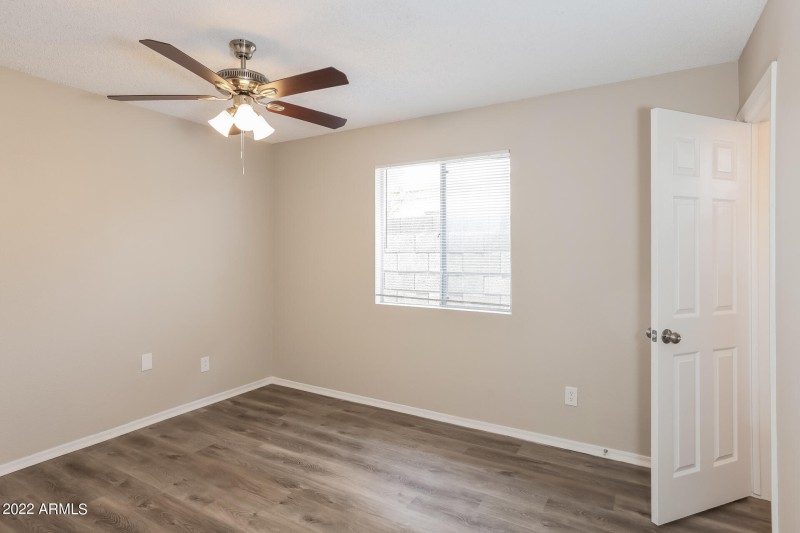 010-photo-primary-bedroom-11372750