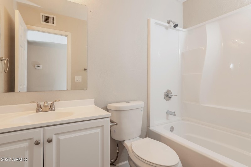 014-photo-bathroom-11372748