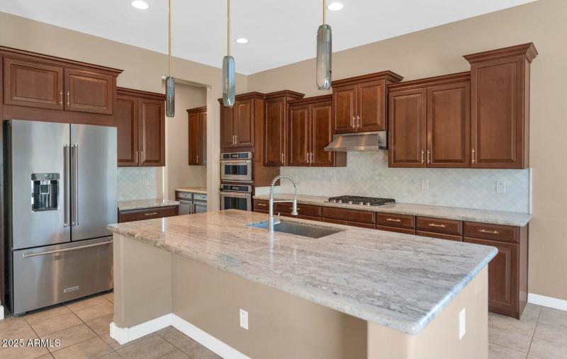 10718 E Lumiere Ave-large-012-030-10718