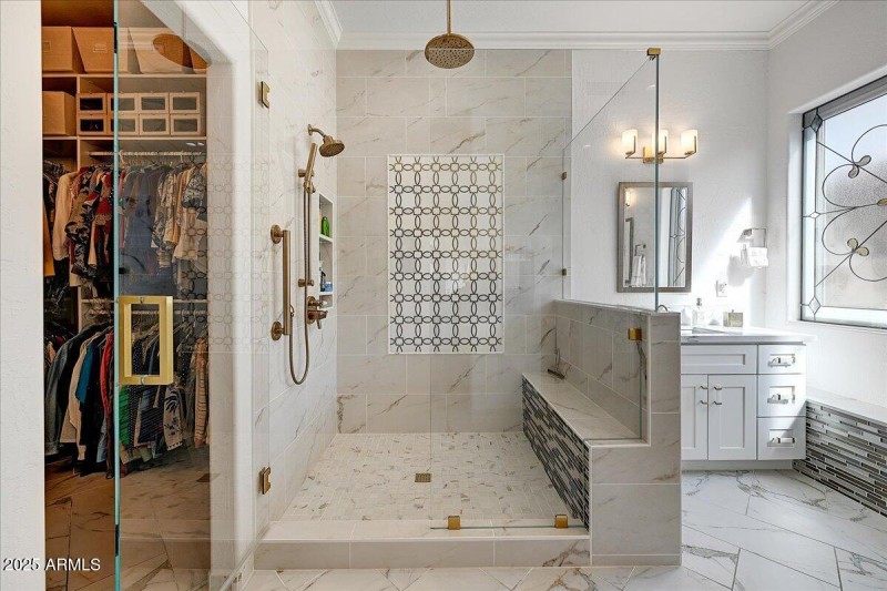 20-Primary Shower & Vanity