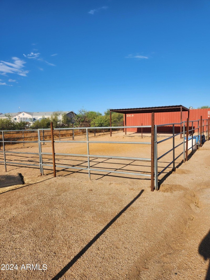 96x48 horse pen with cover