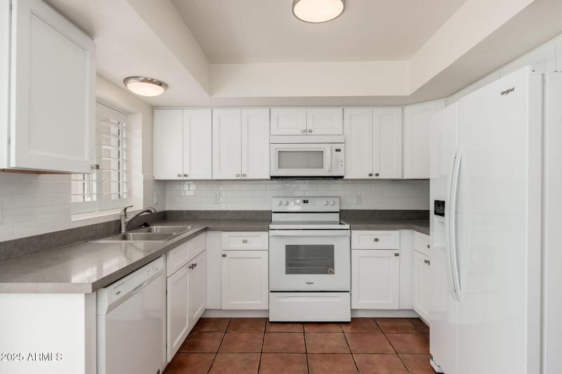 7684 E Minnezona Ave - 015