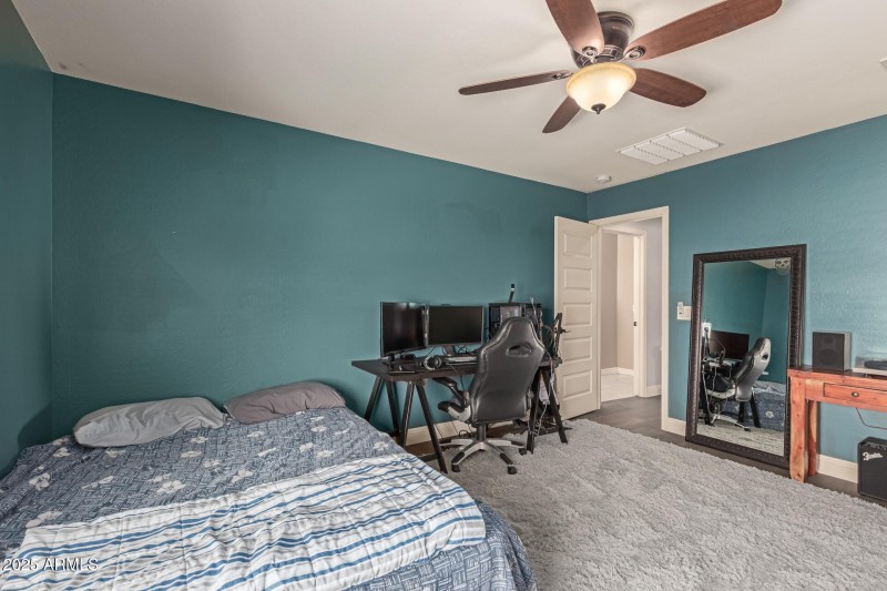 Secondary bedroom w/ bathroom