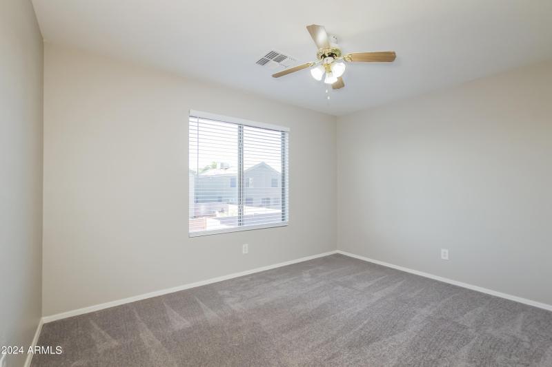 011-photo-bedroom-7664990