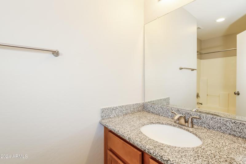 014-photo-powder-room-7664982