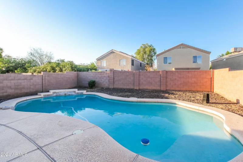 015-photo-rear-view-7664983