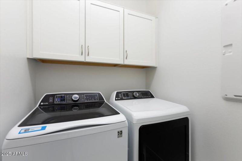 Laundryroom w washer/dryer set