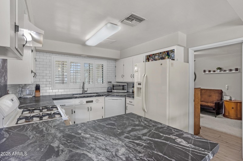 25_2301 n 38th st-18