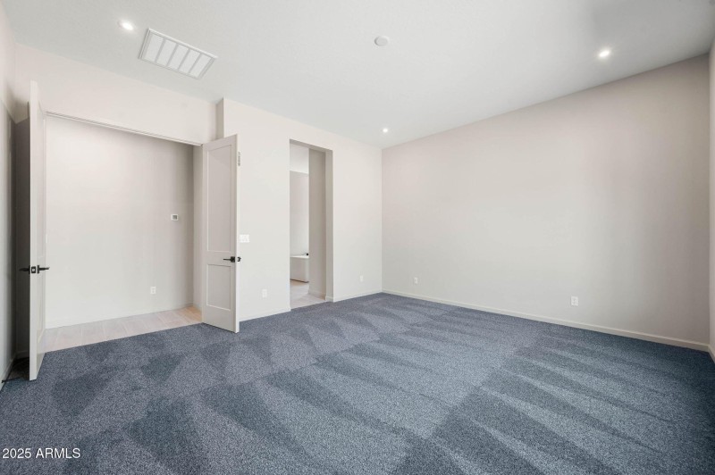 20-Primary Bedroom (2)