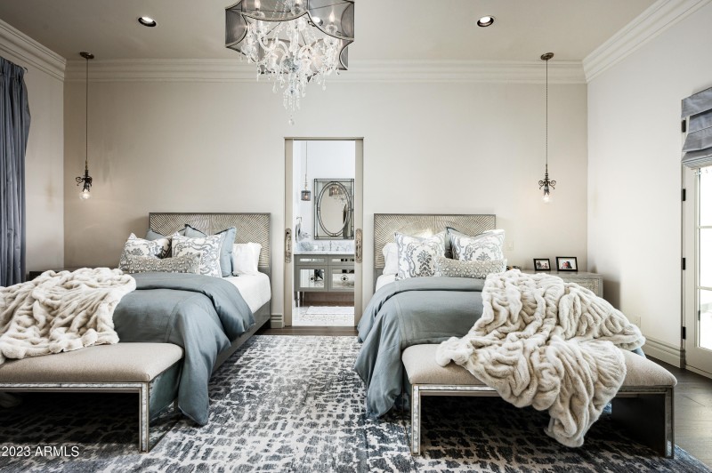 Luxurious Bedroom 2