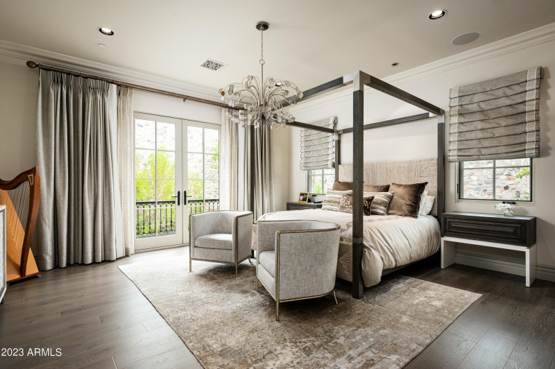 Luxurious Bedroom 4