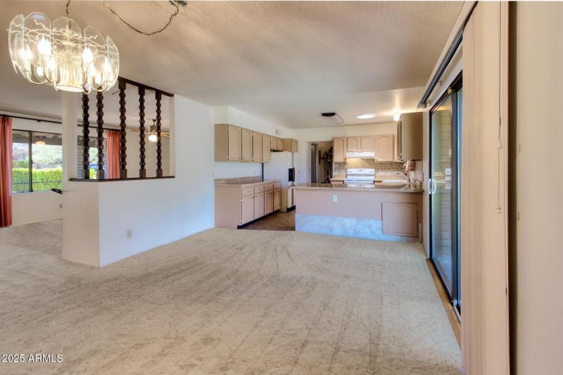 082083-2011 East Foothills Drive