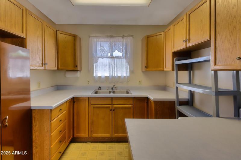 082198-2011 East Foothills Drive