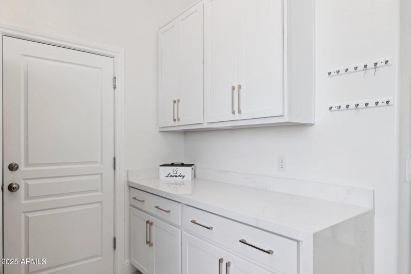 53-web-or-mls-7832-e-parkview-ln