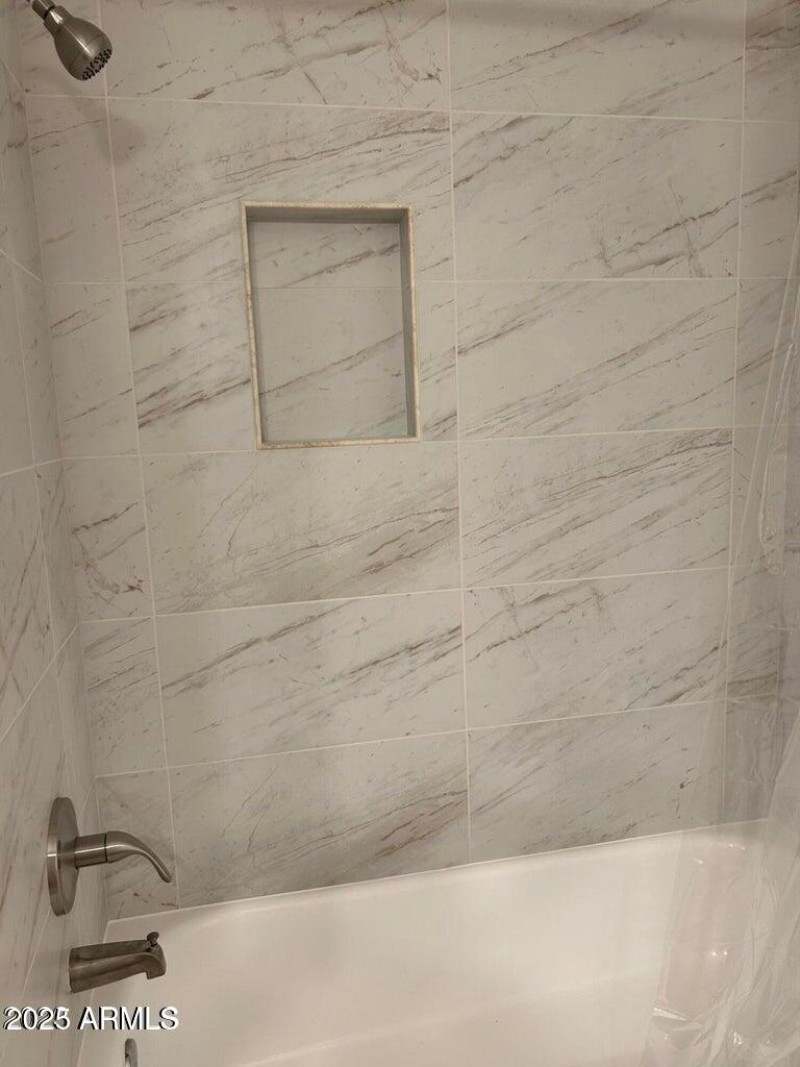 TUB/SHOWER IN GUEST BATH