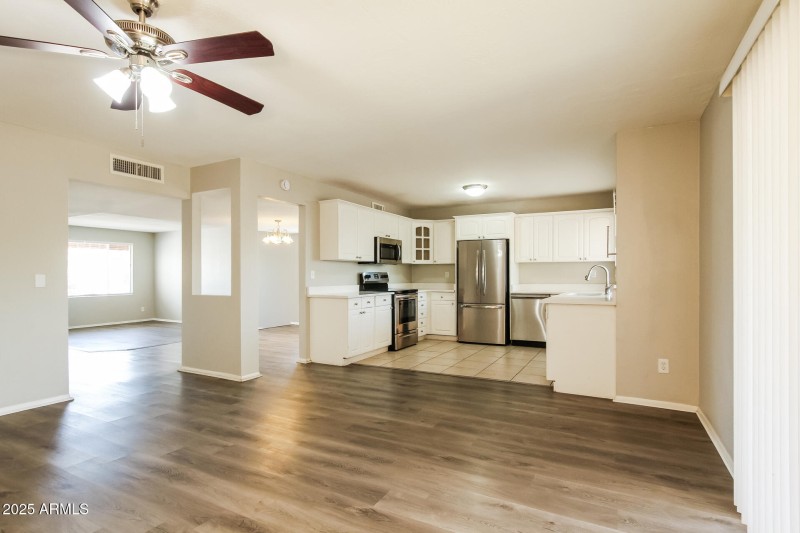 009-photo-family-room-14716319