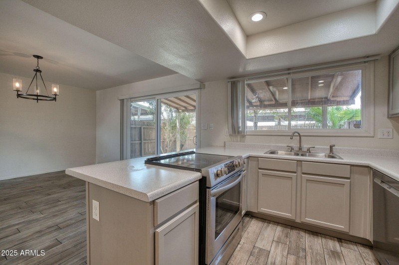 8403 N 33rd Ave Phoenix - 211