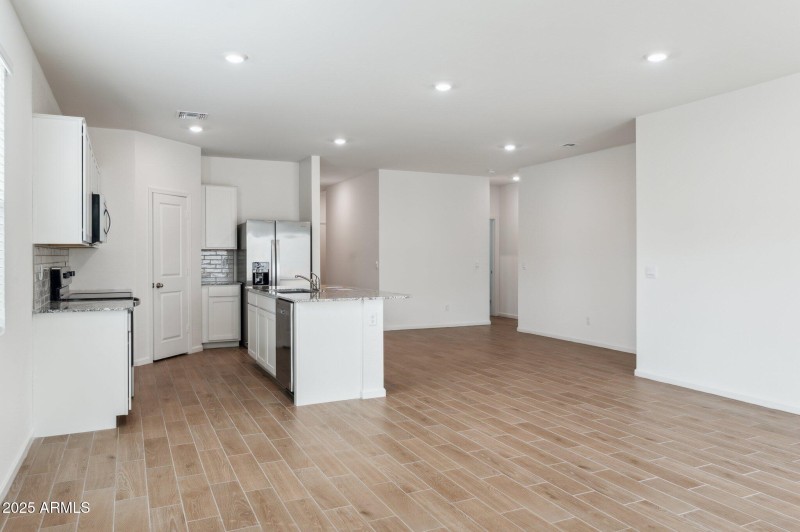 8-web-or-mls-25372-w-sunland-ave-lot-203