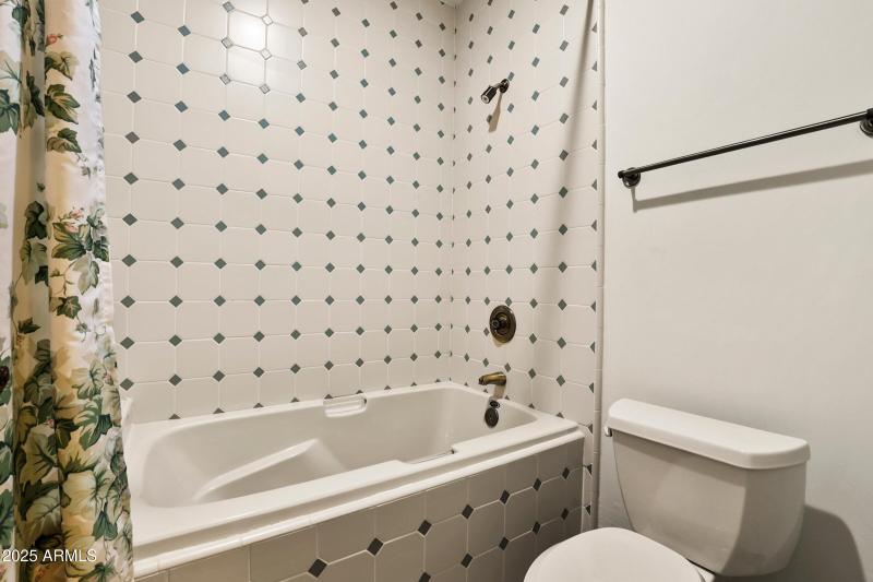 Guest Bathroom Downstairs (2)