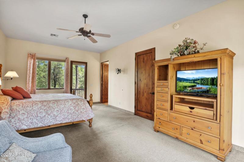 Master Bedroom (2)
