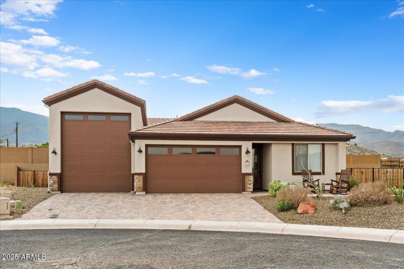 02-Front Street View