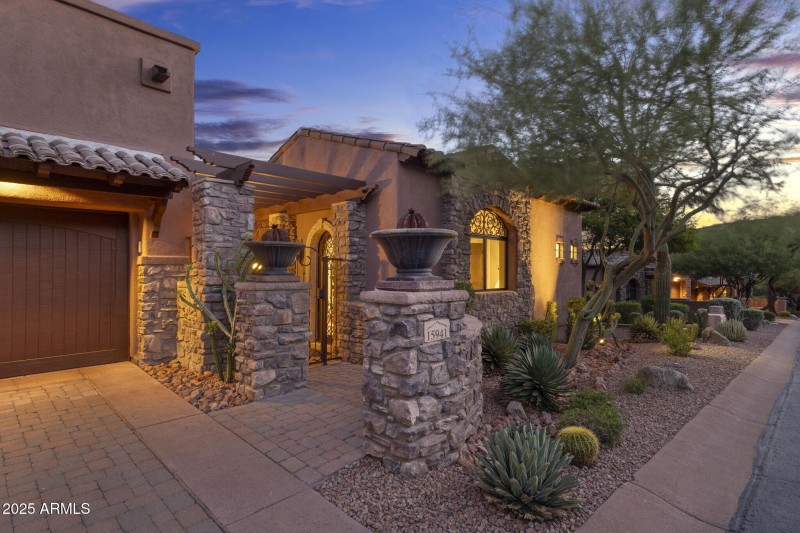 004_Entry Walkway Twilight