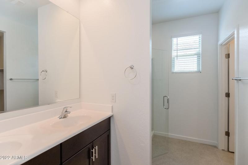 010-photo-primary-bathroom-11454094