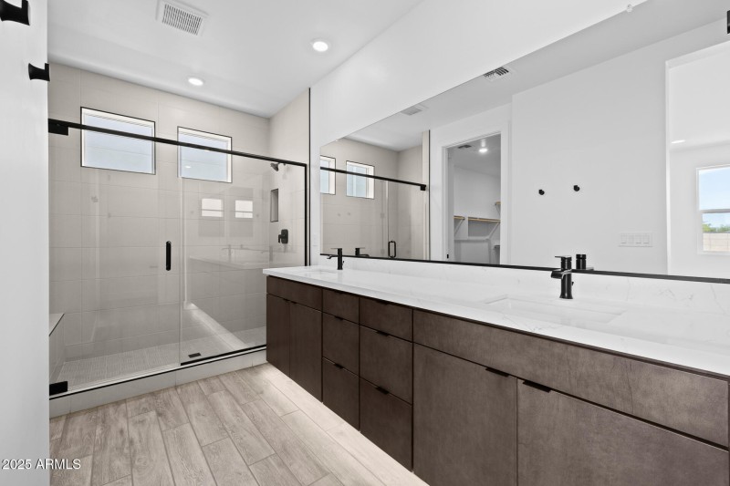 20)MASTER BATH