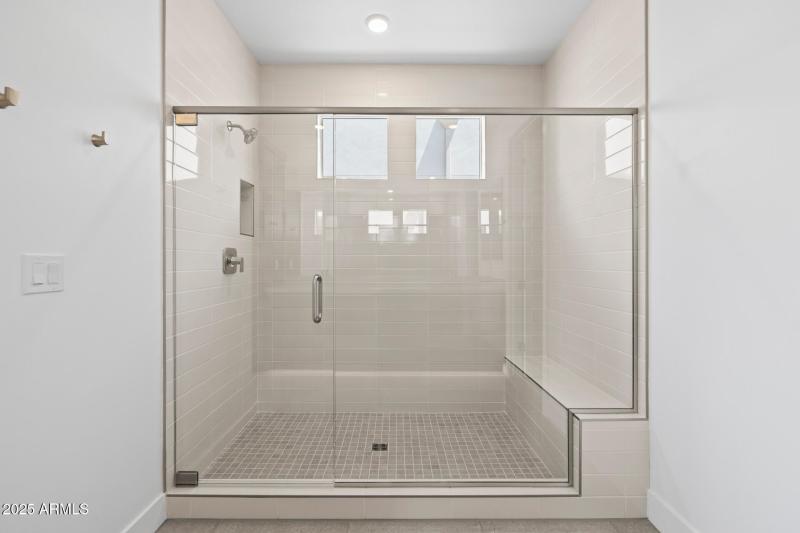 25)MASTER BATH