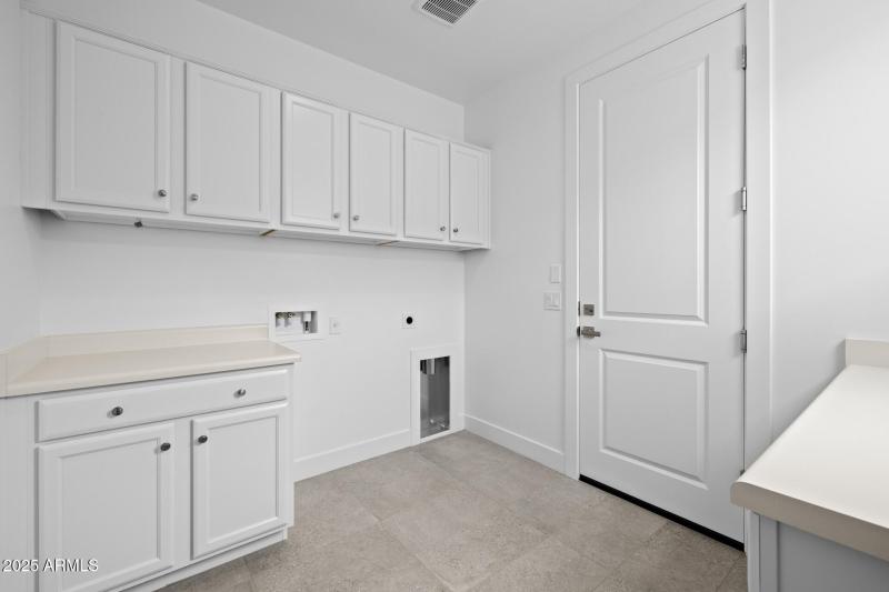 31)LAUNDRY ROOM
