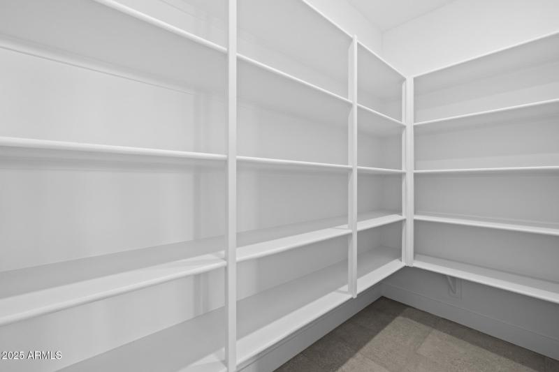 32)PANTRY