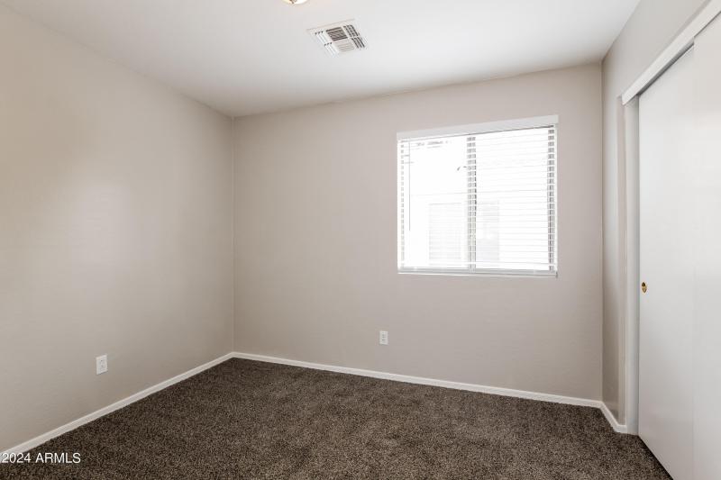 012-photo-bedroom-8061563