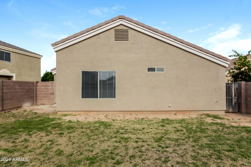 014-photo-rear-view-8061554