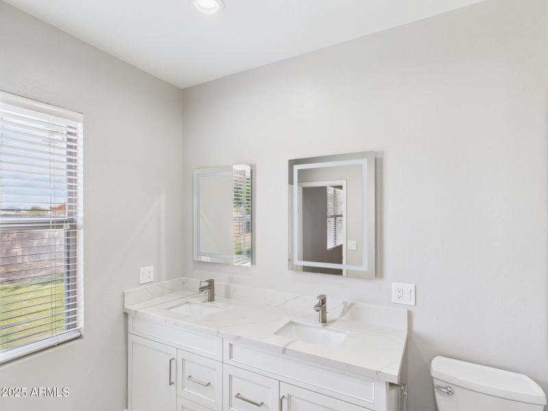 CAM02404G0-PR0136-STILL003