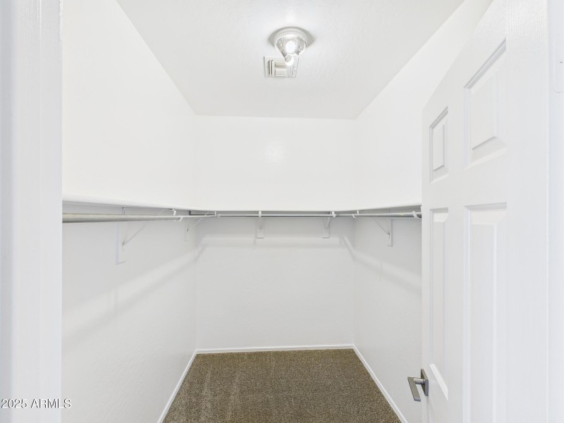 CAM02404G0-PR0136-STILL006