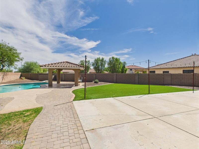 CAM02404G0-PR0136-STILL027