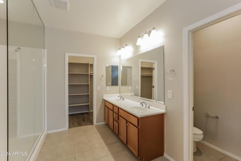 010-photo-main-bathroom-11539599