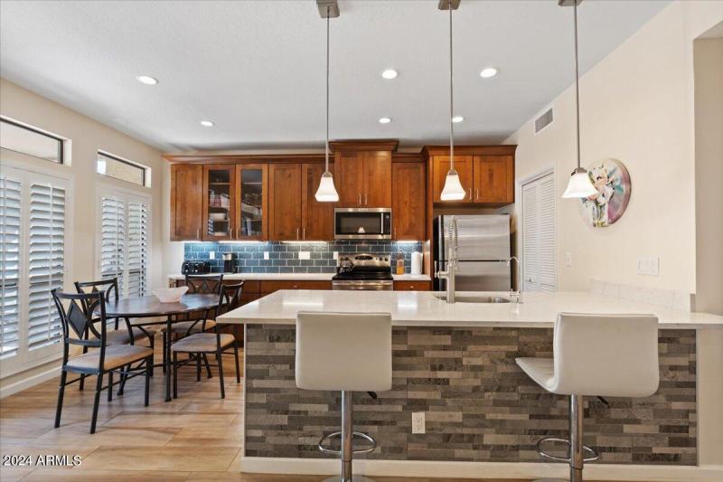 Dining & Breakfast Bar