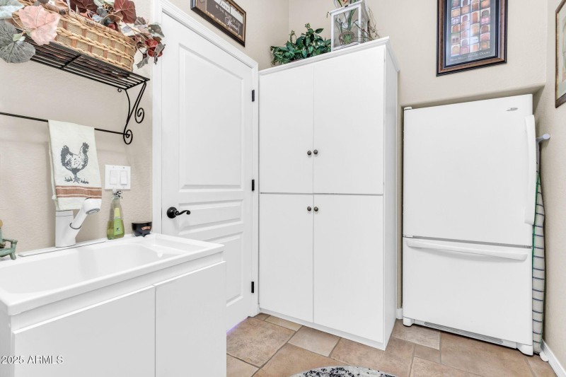 3829 E Peach Tree Dr-32