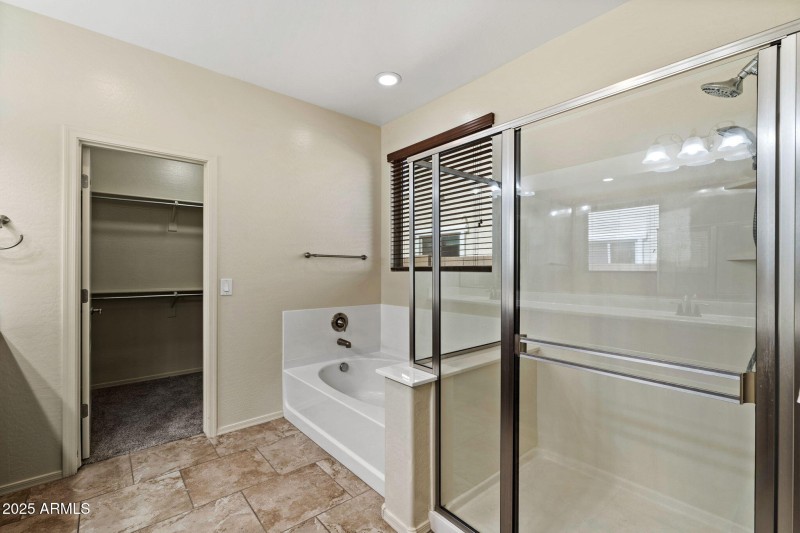 16__3116 E Regina St