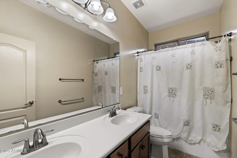 21__3116 E Regina St